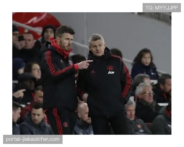 转播镜头：天空体育给出战术热图对比，显示曼联中场与后卫线距离过大