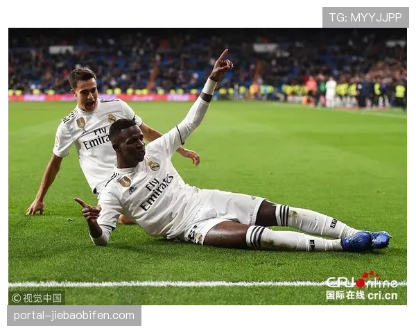 特写:维尼修斯突破造点后亲自命中,伯纳乌球场陷入沸腾